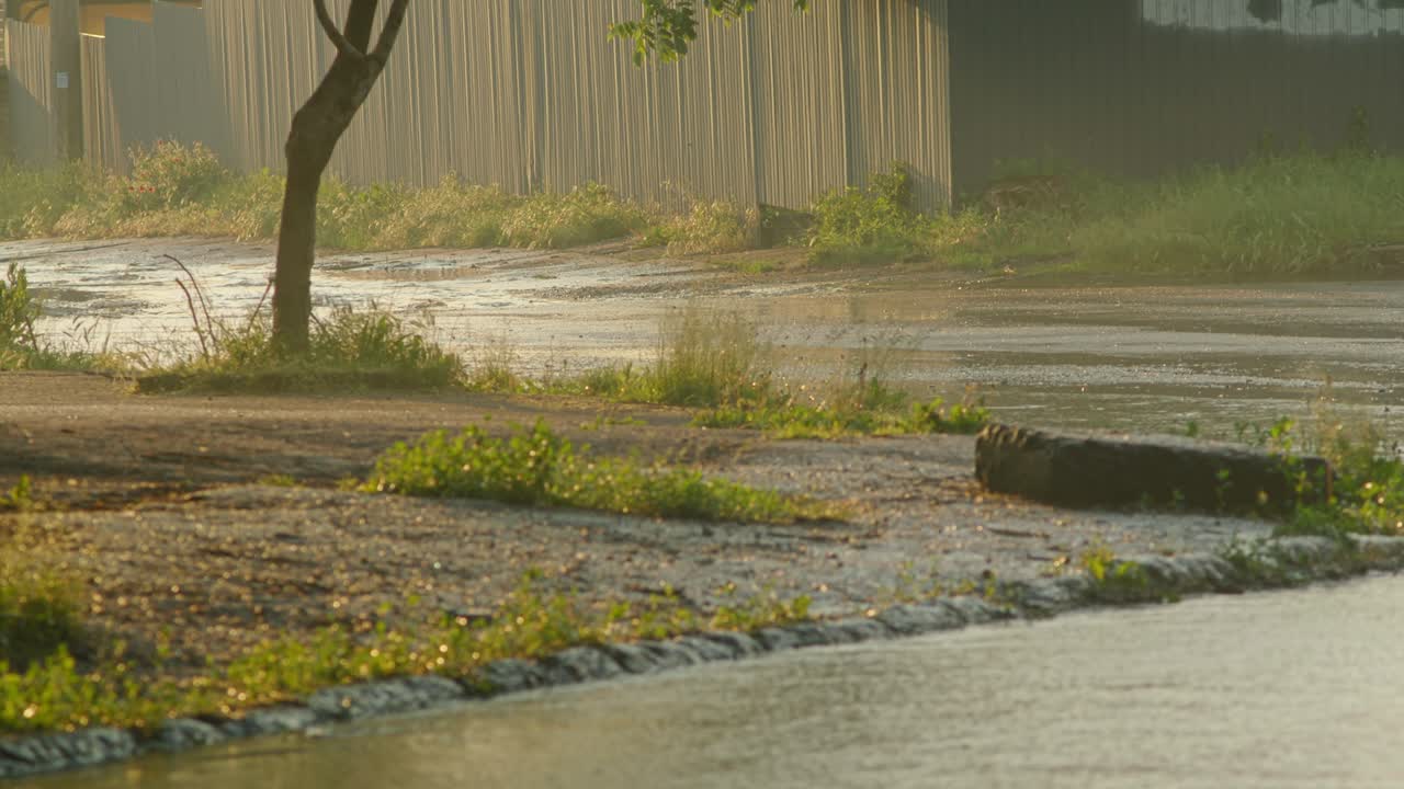 우물에서 물이 흘러나오는 것 - 물 공급 시스템의 돌파구 - 하수 - prores 422, bmpcc4k