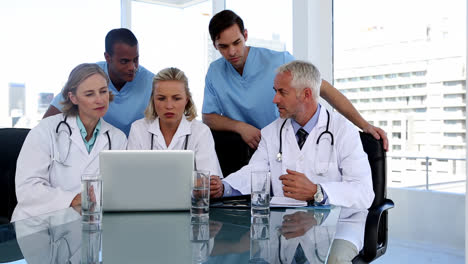 Gruppe-Von-Ärzten,-Die-Gemeinsam-Einen-Laptop-Benutzen