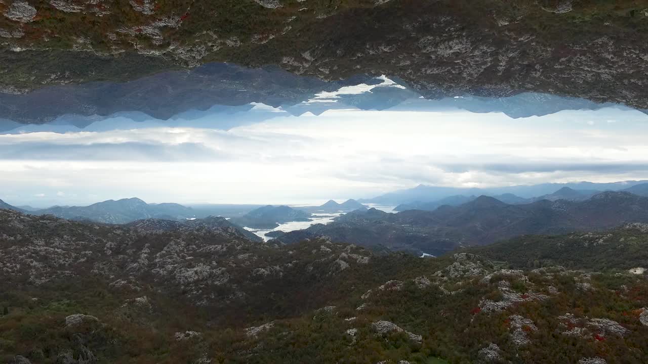 크로아티아 의 산 들 과 피오르드 의 반전 된 공중 사진