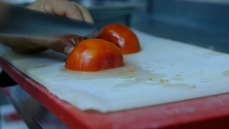 Tomaten-Schneiden,-Männliche-Hand,-Die-Tomaten-Schneidet