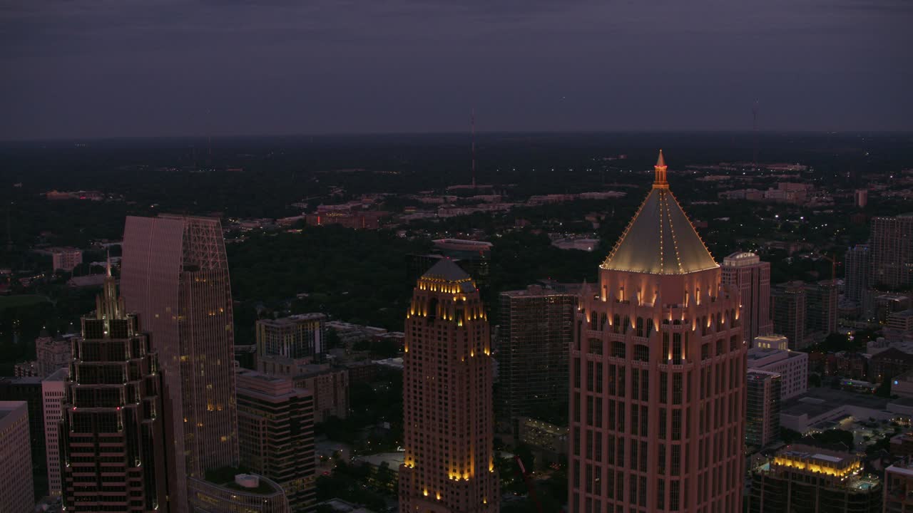 해가 지는 아틀란타 시내의 공중 촬영.