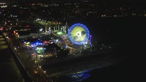 Antenne:-Atemberaubender-Blick-Auf-Den-Santa-Monica-Pier-Bei-Nacht-Mit-Riesenrad-Und-Bunten-Lichtern,