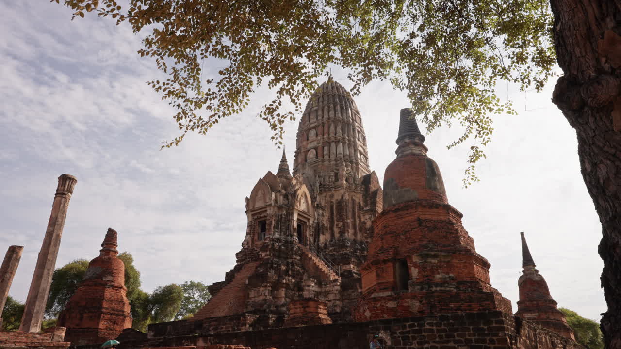 ruinas de templos históricos en ayutthaya, tailandia