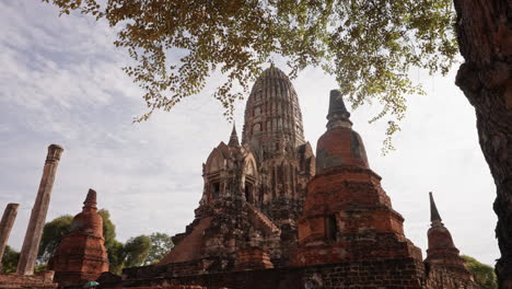 Historic-Temple-Ruins-in-Ayutthaya,-Thailand