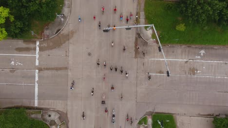 vista de pájaro de 4k de ciclistas que recorren las calles