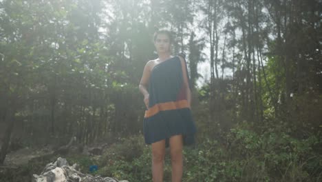 mujer cautivadora mira a la cámara, enmarcada por un bosque encantador bañado en la luz del sol desde arriba