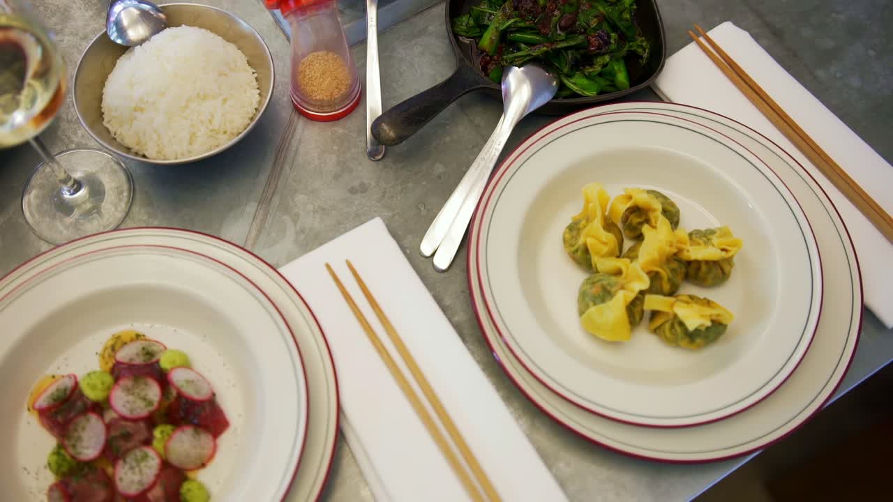 Una cena elegante apparecchiata su un tavolo da pranzo.