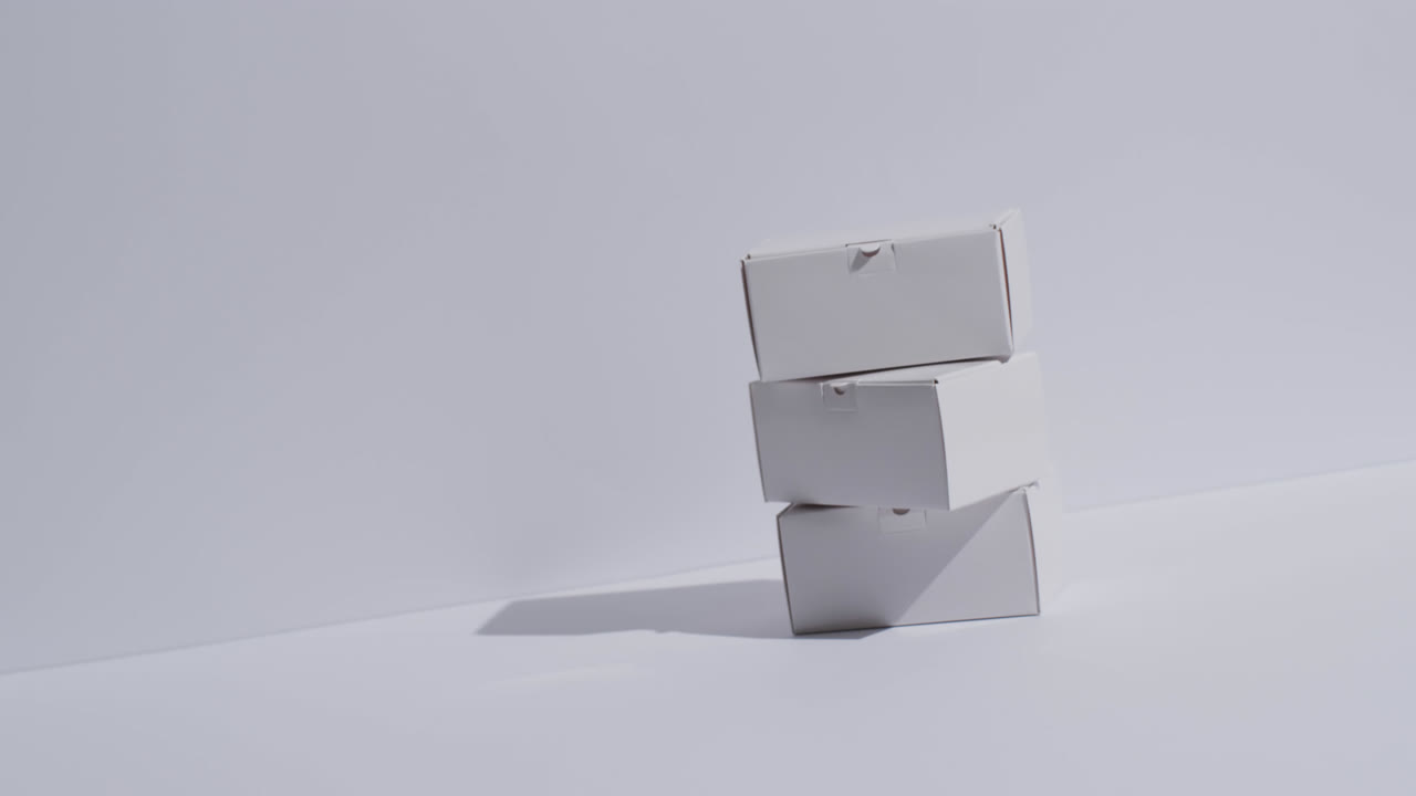 ⁇ 색 배경 위에 복사 공간이 있는 쌓인 카드보드 상자의 비디오