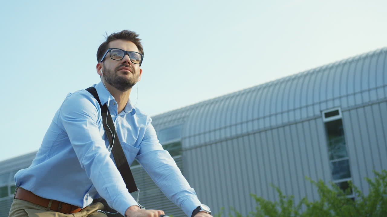 retrato de un hombre guapo con gafas y montando en bicicleta