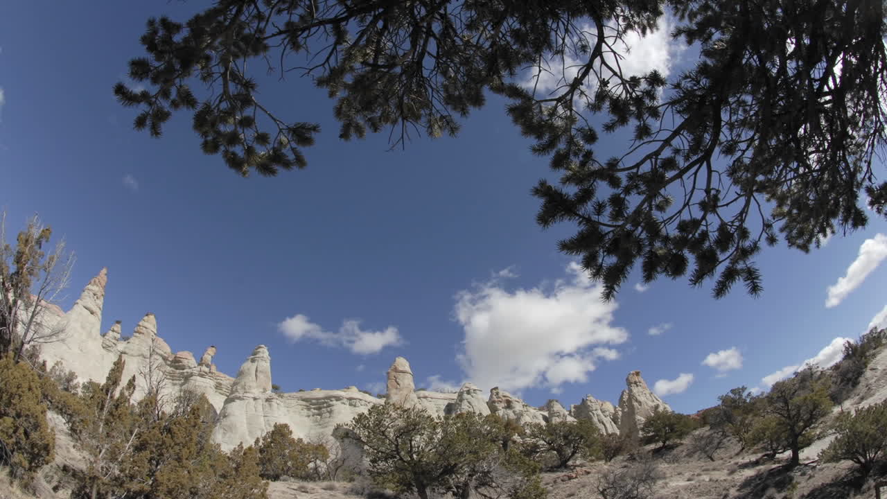 lapso de tiempo de roca roja y nubes en la reserva india navajo cerca de gallup nuevo méxico