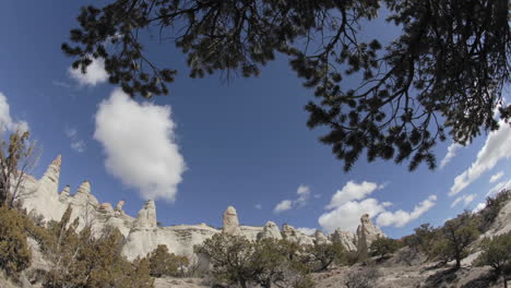 lapso de tiempo de roca roja y nubes en la reserva india navajo cerca de gallup nuevo méxico