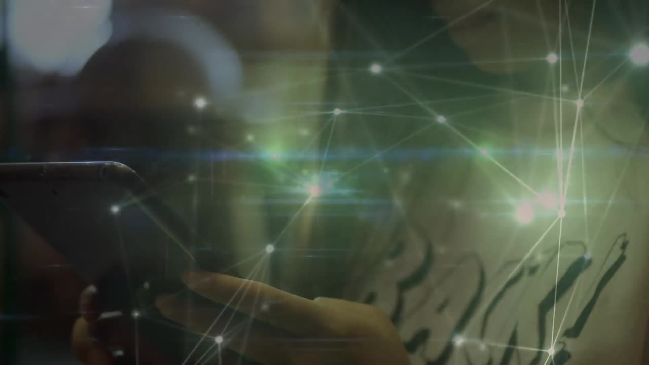 animación de redes de conexiones sobre mujeres biraciales usando teléfonos inteligentes