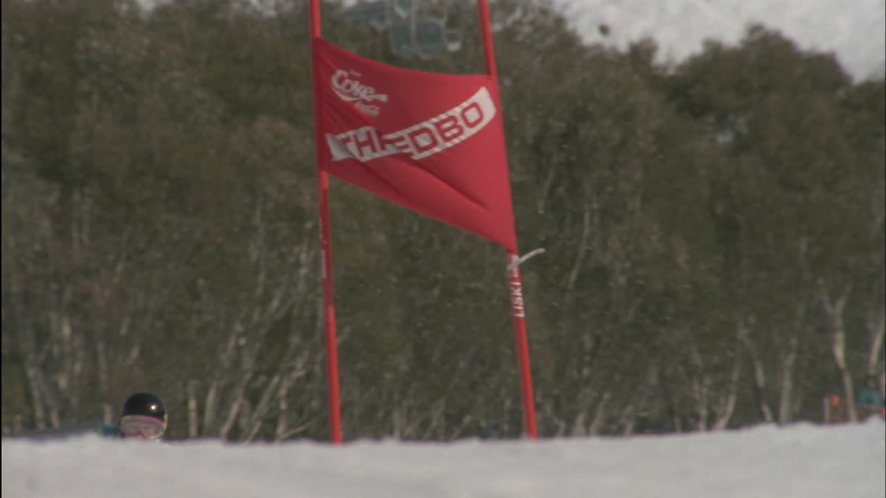 스키어가 슬라롬 폴을 꺼냅니다.