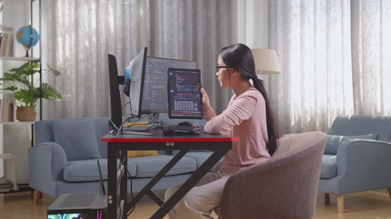 가정에서 코딩하는 여성