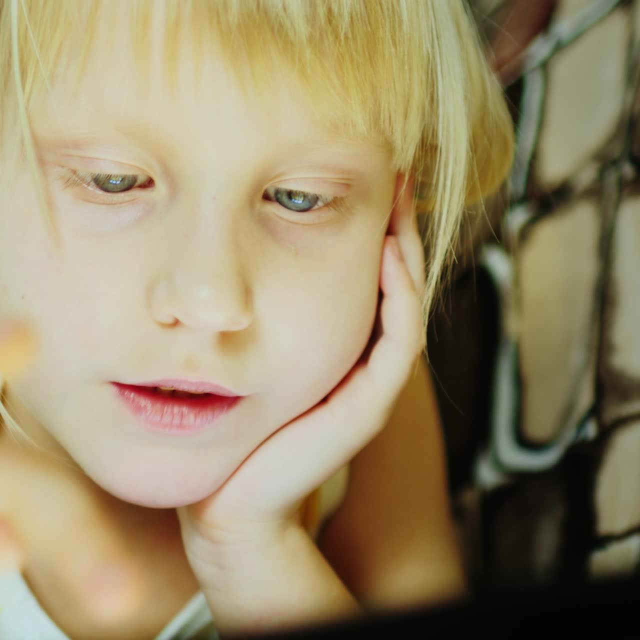 컴퓨터 태블릿을 사용하는 어린 소녀가 01을 닫습니다.