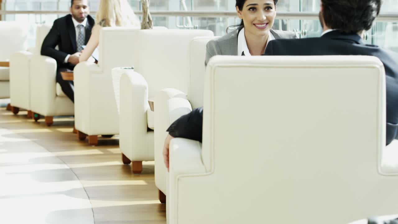 국제 다민족 비즈니스 여행자 다운타운 아트리움 회의