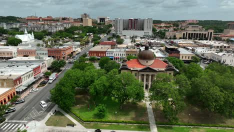 amplia antena del centro de san marcos texas con el juzgado del condado de hays y la universidad estatal de tx en la distancia