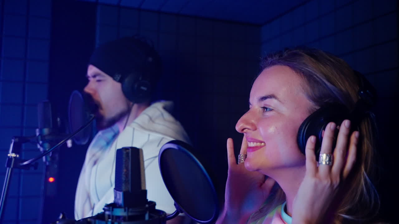 두 명의 아티스트가 스튜디오에서 녹음하고 있습니다.