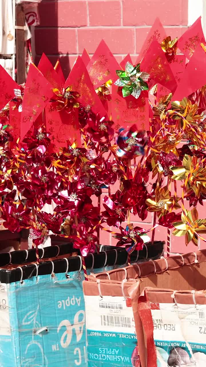 다채로운 장식품이 홍콩 사원에서 흔들리고 있습니다.