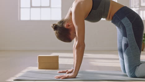 Mujer-De-Yoga-Saludable-Practicando-Pose-Infantil-Disfrutando-De-Un-Estilo-De-Vida-Fitness-Haciendo-Ejercicio-En-El-Estudio-Estirando-Un-Hermoso-Entrenamiento-Corporal-En-Una-Colchoneta-De-Ejercicios-Al-Amanecer.