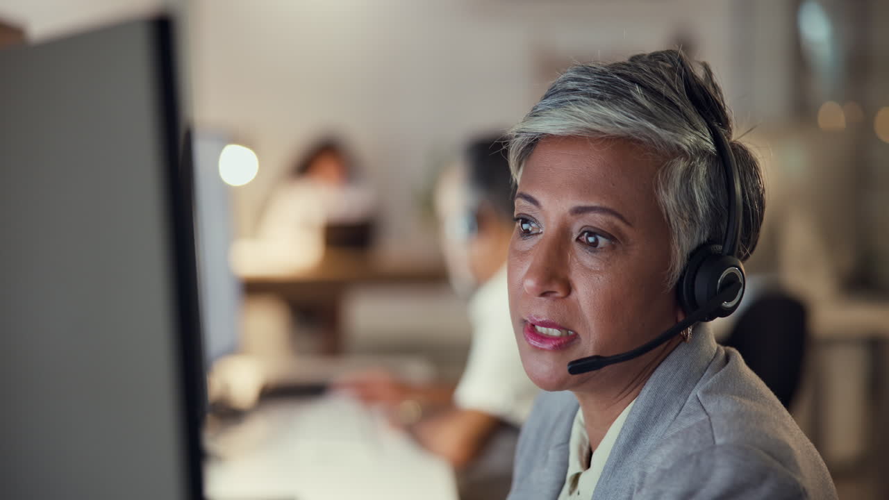 Senior callcenter agent, woman