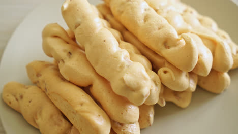 palo de merengue de almendras en el plato - estilo de postre de bocadillo francés