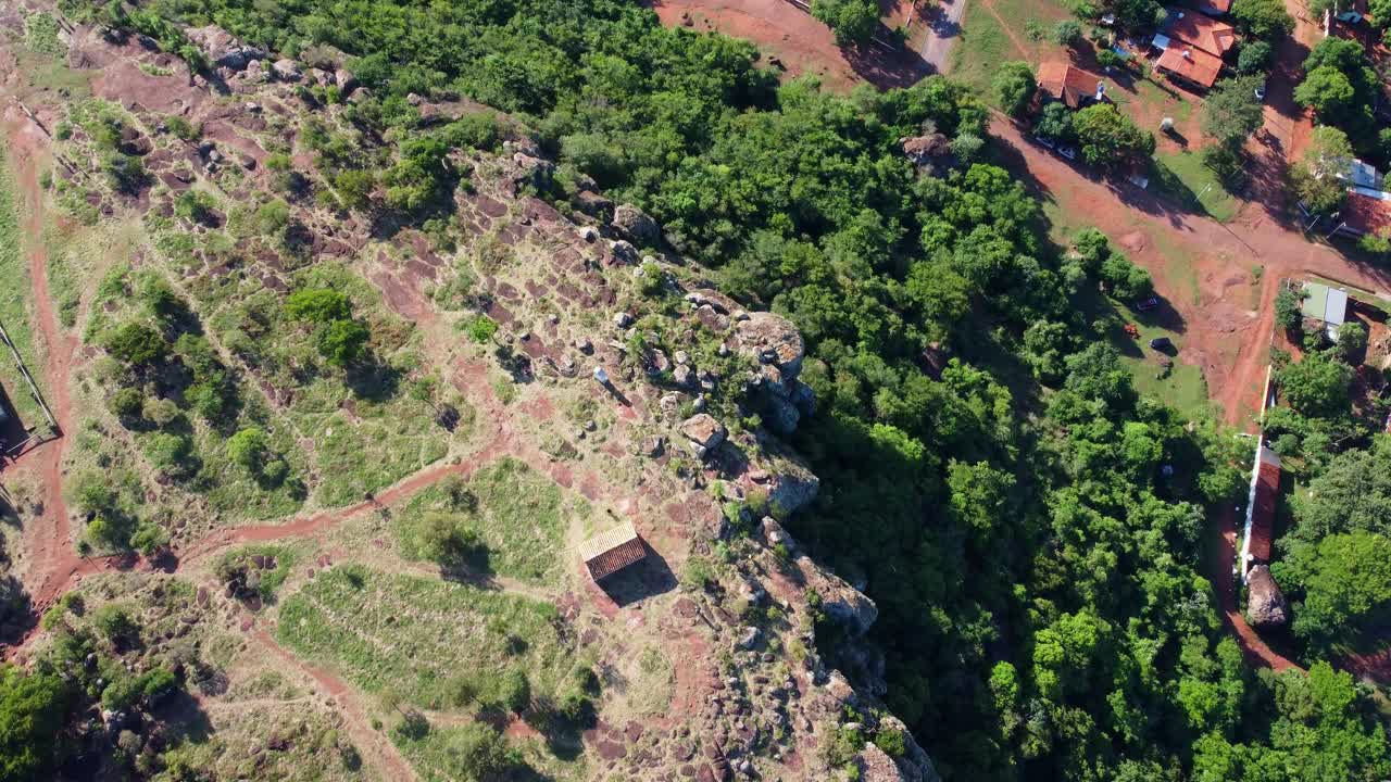 vista aérea de pájaro de drones de cabañas en la parte superior del cerro yaguaron, que es un montículo ubicado en paraguay, américa del sur