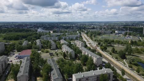 дрон над промышленной жилой зоной даугавпилс латгале латвия устанавливает