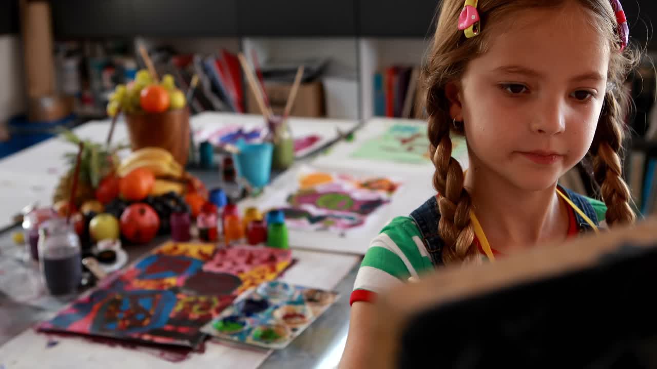 pintura de una niña de escuela en lienzo 4k