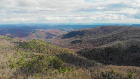 video aéreo de drones de 4k de los acantilados de la cala perdida en la avenida blue ridge cerca de linville, nc