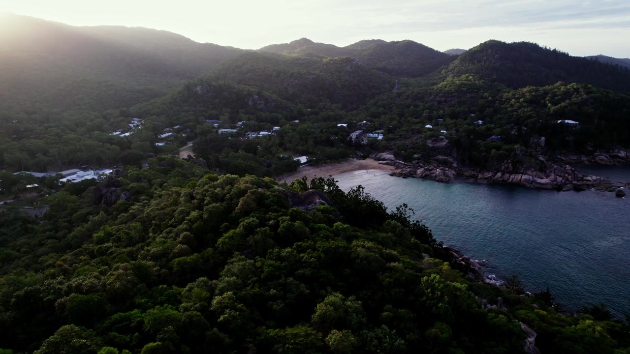 Baía Alma, banhada pelo sol, Ilha Magnética, Queensland
