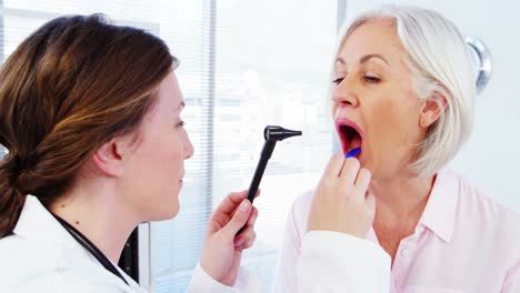 doctora examinando a un paciente