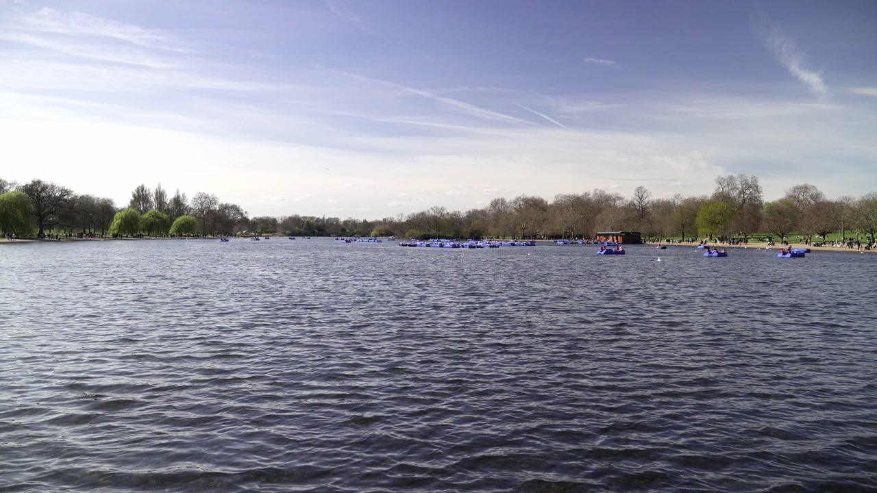 Peaceful lake view with boats and clear sky in the afternoon at hyde park