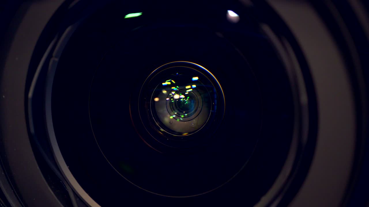 Una vista macro di un obiettivo fotografico funzionante