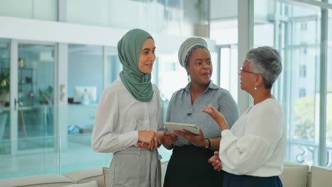 Musulmana,-Diversidad-Y-Mujer-De-Negocios-En-Tableta