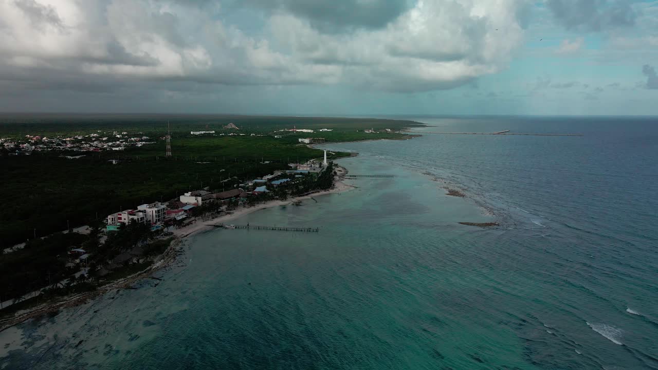 vista aérea de la playa mexicana de mahahual