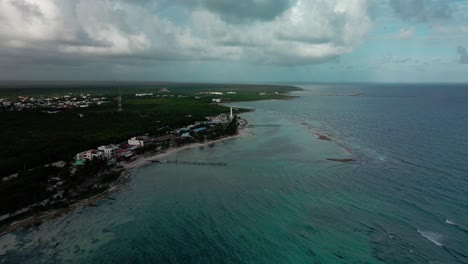 vista aérea de la playa mexicana de mahahual