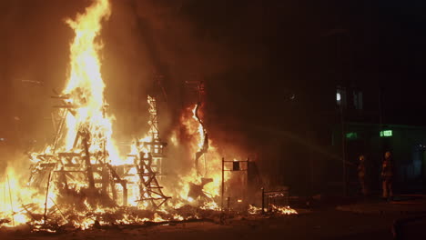 el cuerpo de bomberos apaga las llamas del fuego.