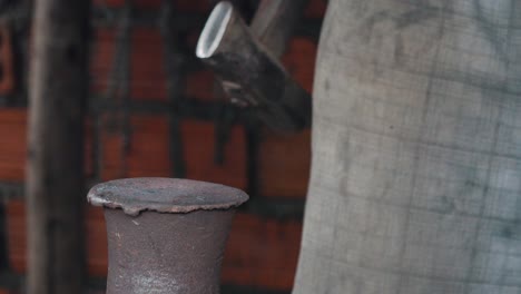 herrero dando forma a un cuchillo con su martillo