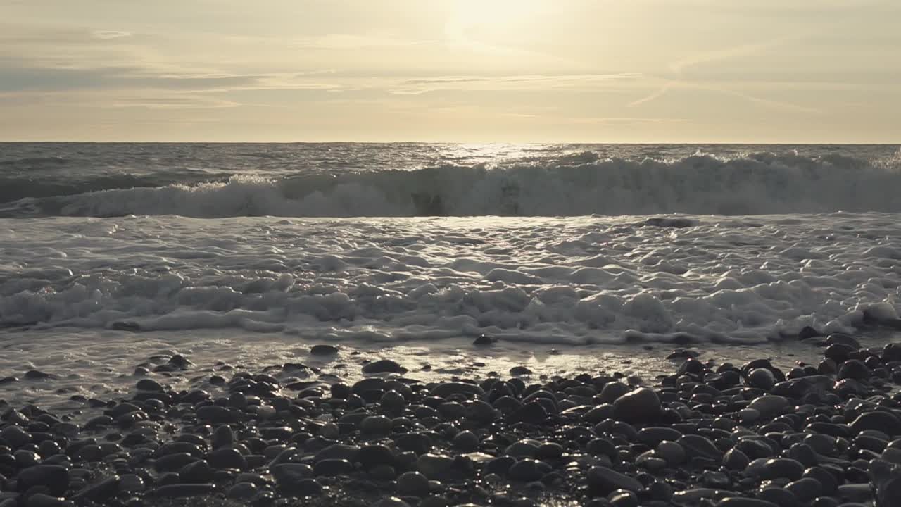 바위 해변 의 해가 지는 파도