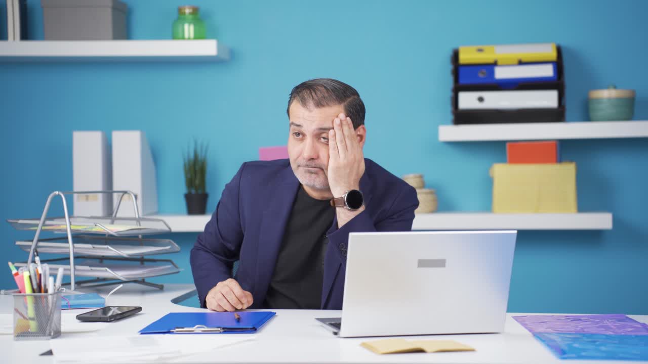 우울한 사업가 슬프고 사려 깊은.