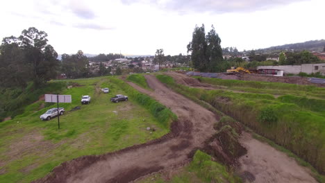 Motocross-Strecke-Mit-Ecuadorianischer-Stadt-In-Der-Ferne