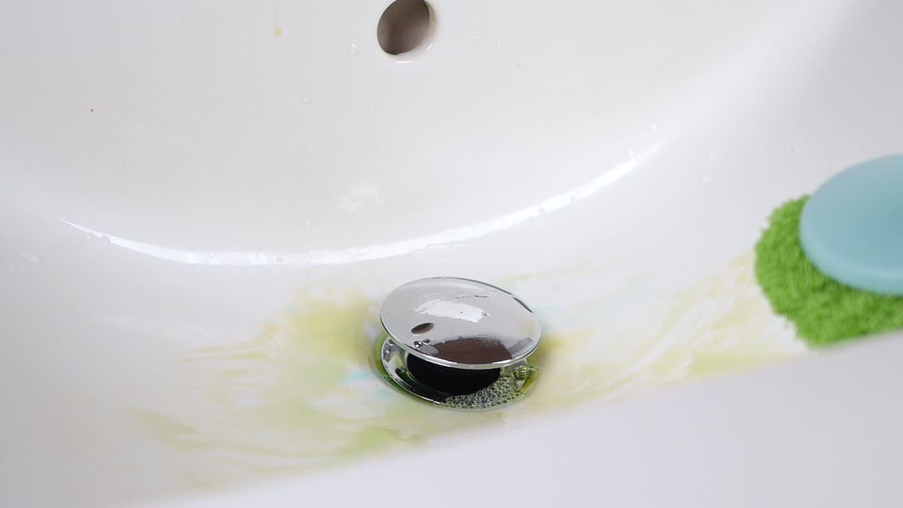 limpiando un fregadero sucio del baño