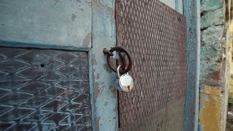 primer plano de la cerradura de la puerta de madera