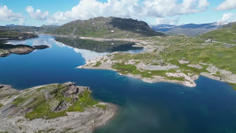 Bergsee-Entlang-Der-Touristenstraße-Dyrskar-In-Hardangervidda,-Norwegen---Luftaufnahme