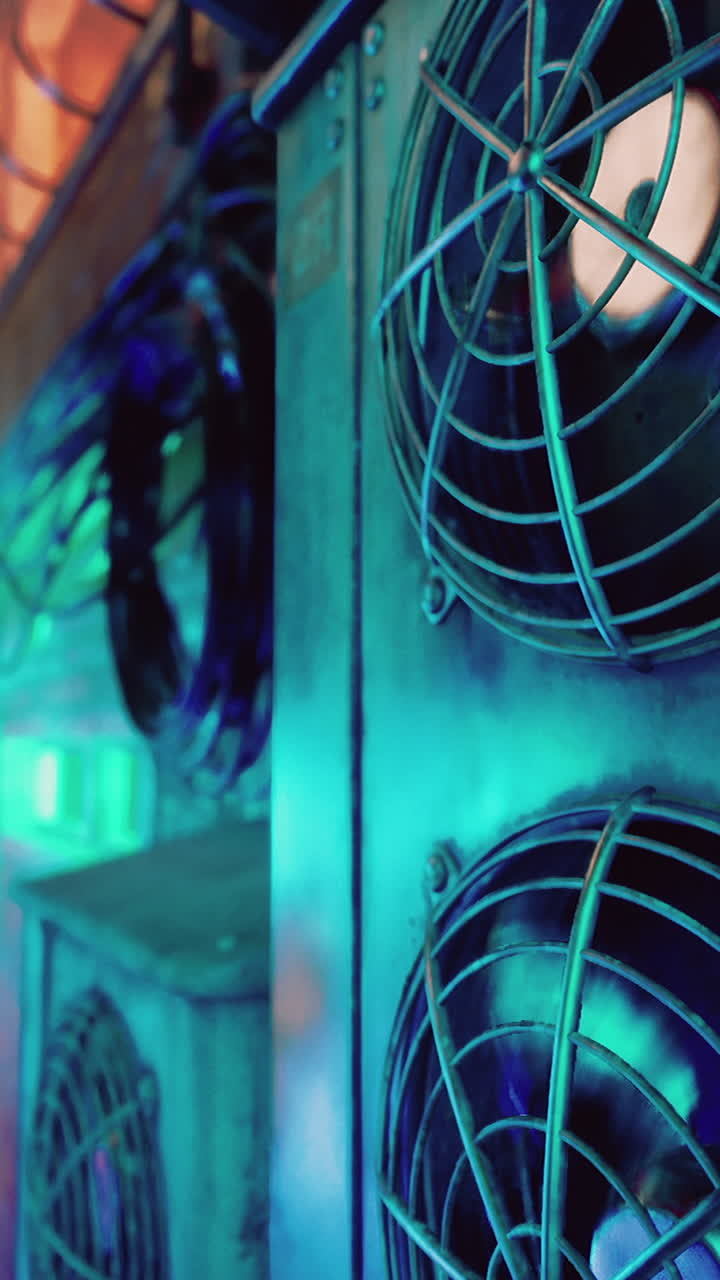 primer plano de los estantes de los servidores con ventiladores de refrigeración