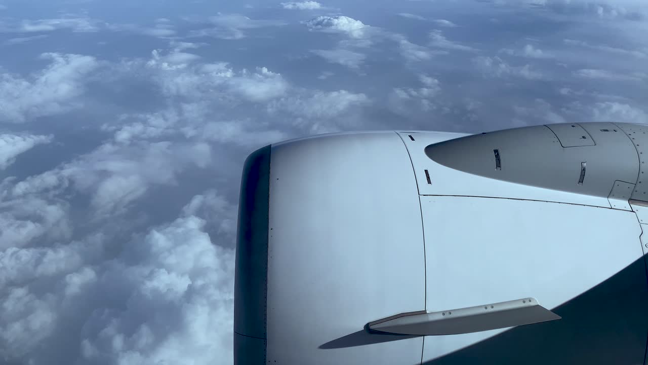 포르투갈 포르토(porto)의 먼 경치 좋은 구름에서 에어로 엔진 방식으로 볼 수 있습니다.