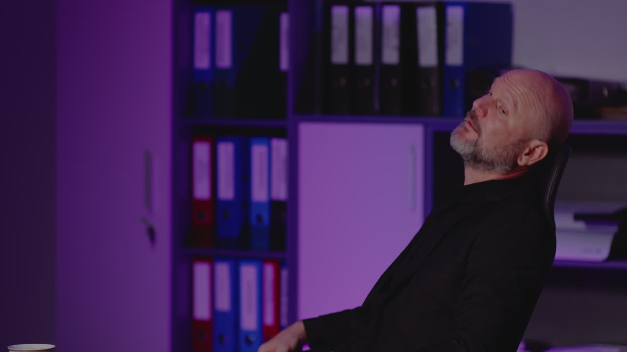 Hombre que trabaja en la computadora portátil en la oficina