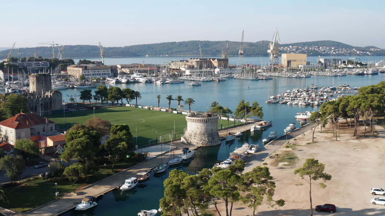 st로 둘러싸인 batarija 놀이터