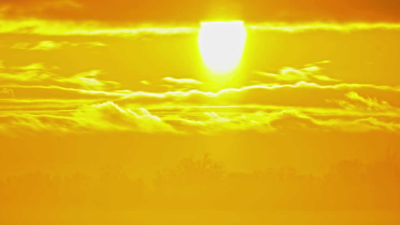 일출 동안 황금빛 지평선에 밝은 햇빛. 타임랩스